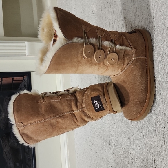 Women Ugg Boots - Picture 2 of 4